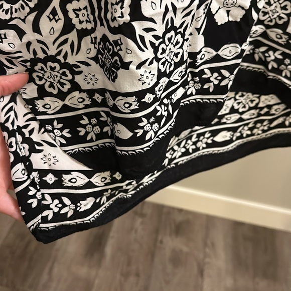 Old Navy 100% Rayon top, black and white design, high/low, size small - Picture 7 of 7